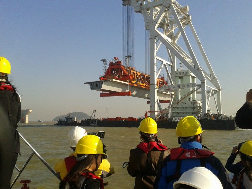 我公司智能三維調整液壓系統應用于港珠澳跨海大橋主梁精準定位施工.jpg
